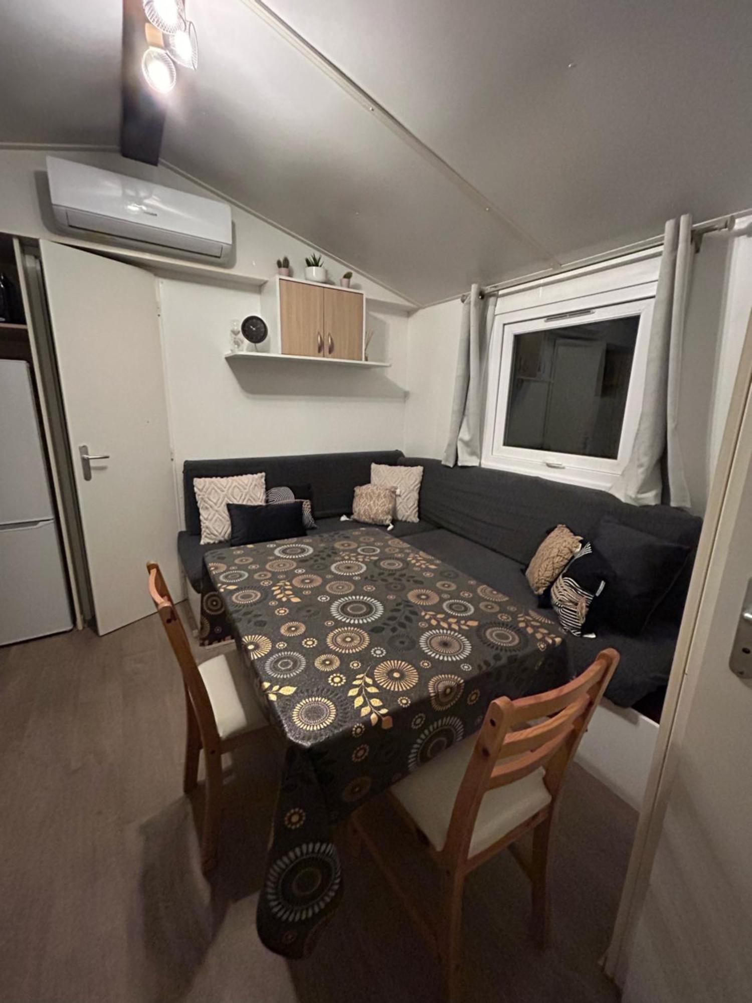 Mobil-Home Au Pied Du Luberon La Roque-d'Antheron Exteriér fotografie